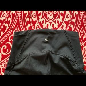 Lulu lemon size 4 black crops
